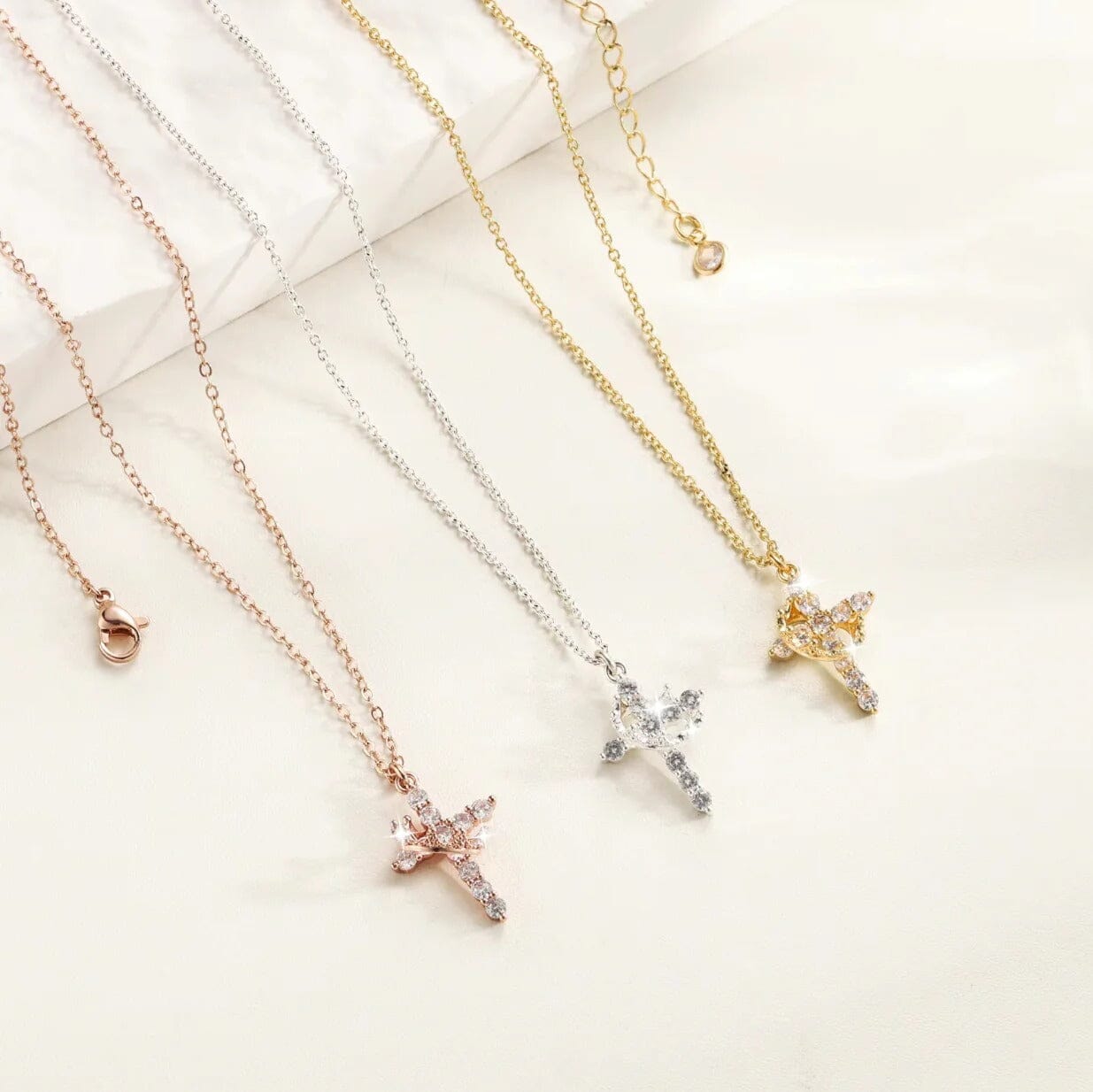 Colar Cruz & Coroa - Banhado a Ouro 18K - Direct Ofertas